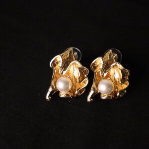 Vintage Style Gold-Tone Pearl Floral Stud Earrings